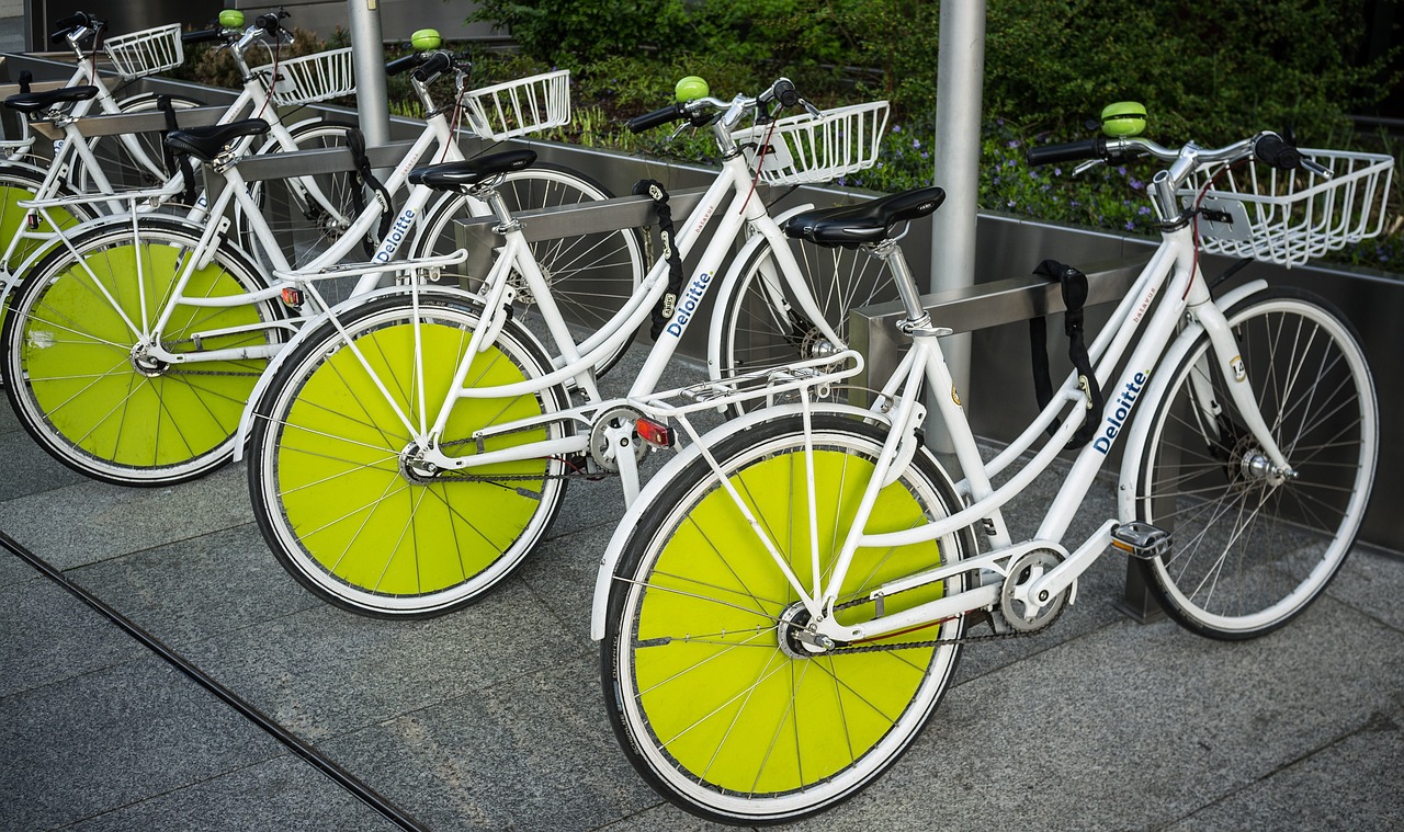 Stojaki rowerowe dla biznesu: Dlaczego warto zainwestować w infrastrukturę rowerową?