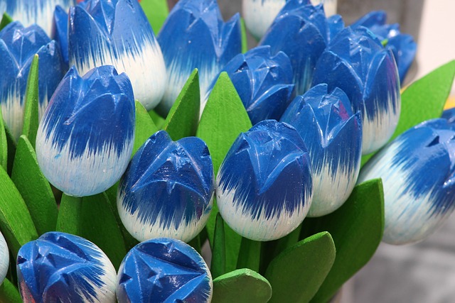 Jak wykorzystać kolorowe akcenty w dekoracjach wnętrz za pomocą sztucznych kwiatów