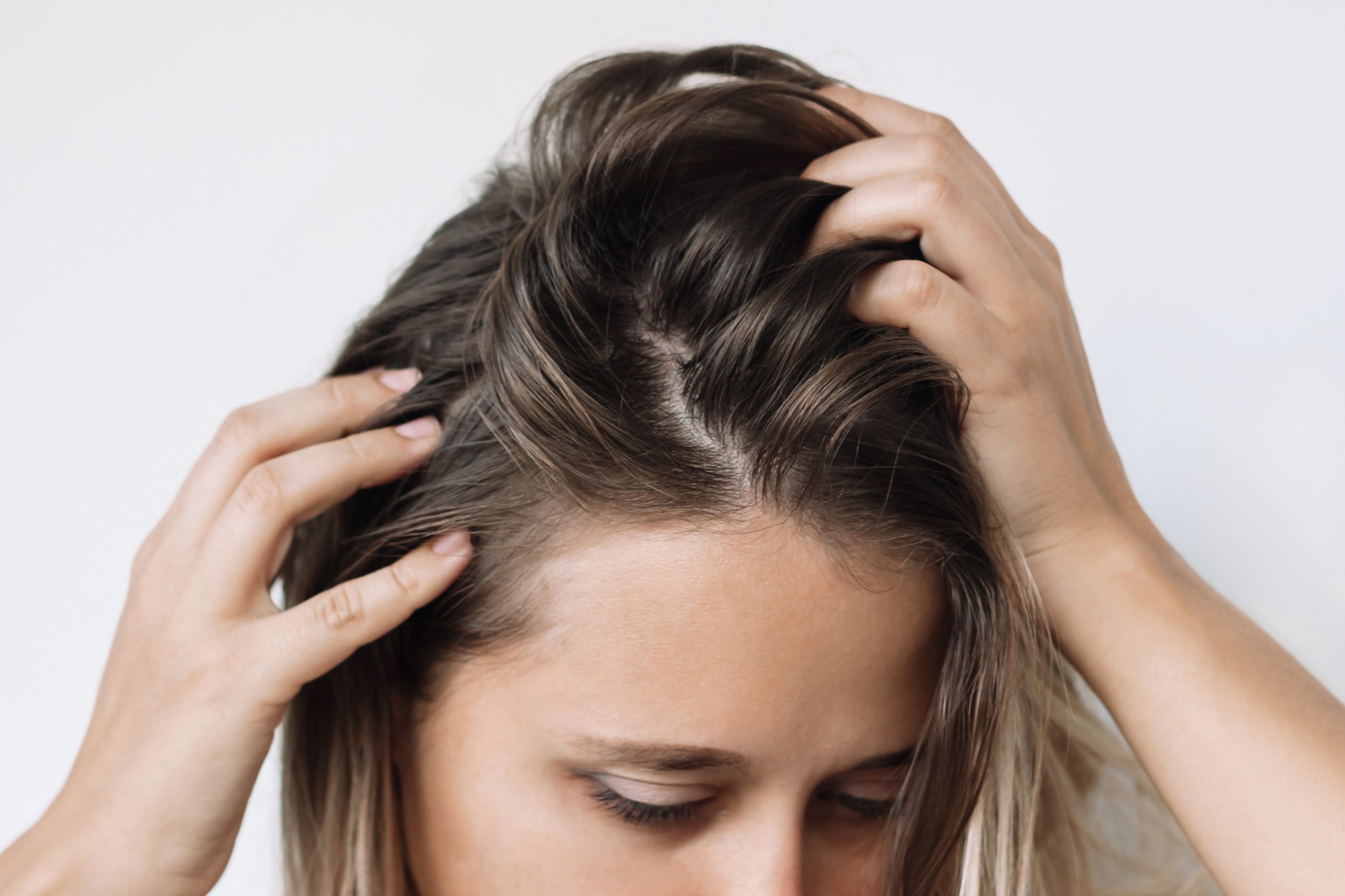 Jak często myć włosy przetłuszczające się u nasady? Czy można ograniczyć przetłuszczanie się włosów?